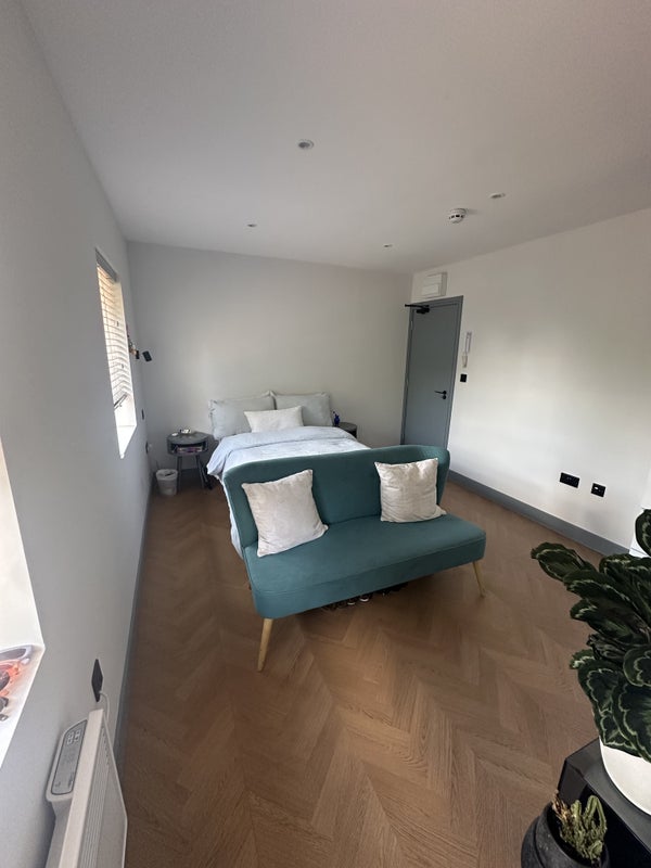 Room Furneaux Avenue in Greater London