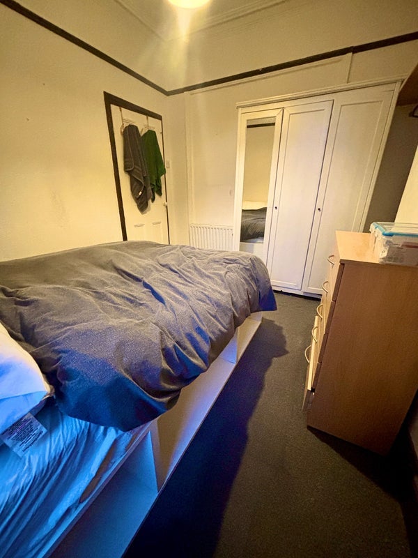 Room Hazelbourne Road in Greater London