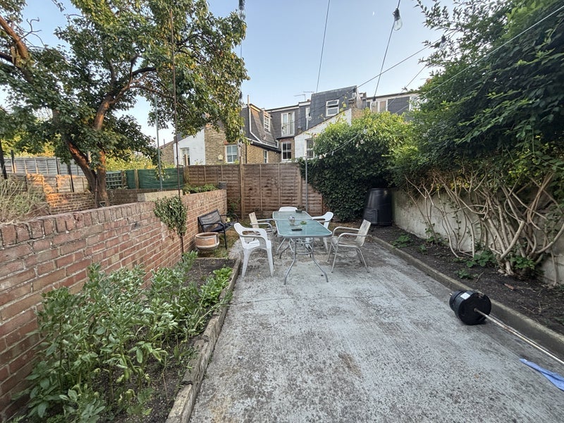 Room Hazelbourne Road in Greater London