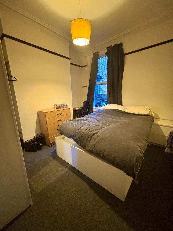 Room Hazelbourne Road in Greater London