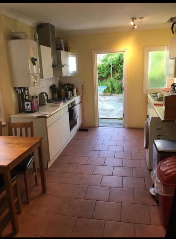 Room Hazelbourne Road in Greater London