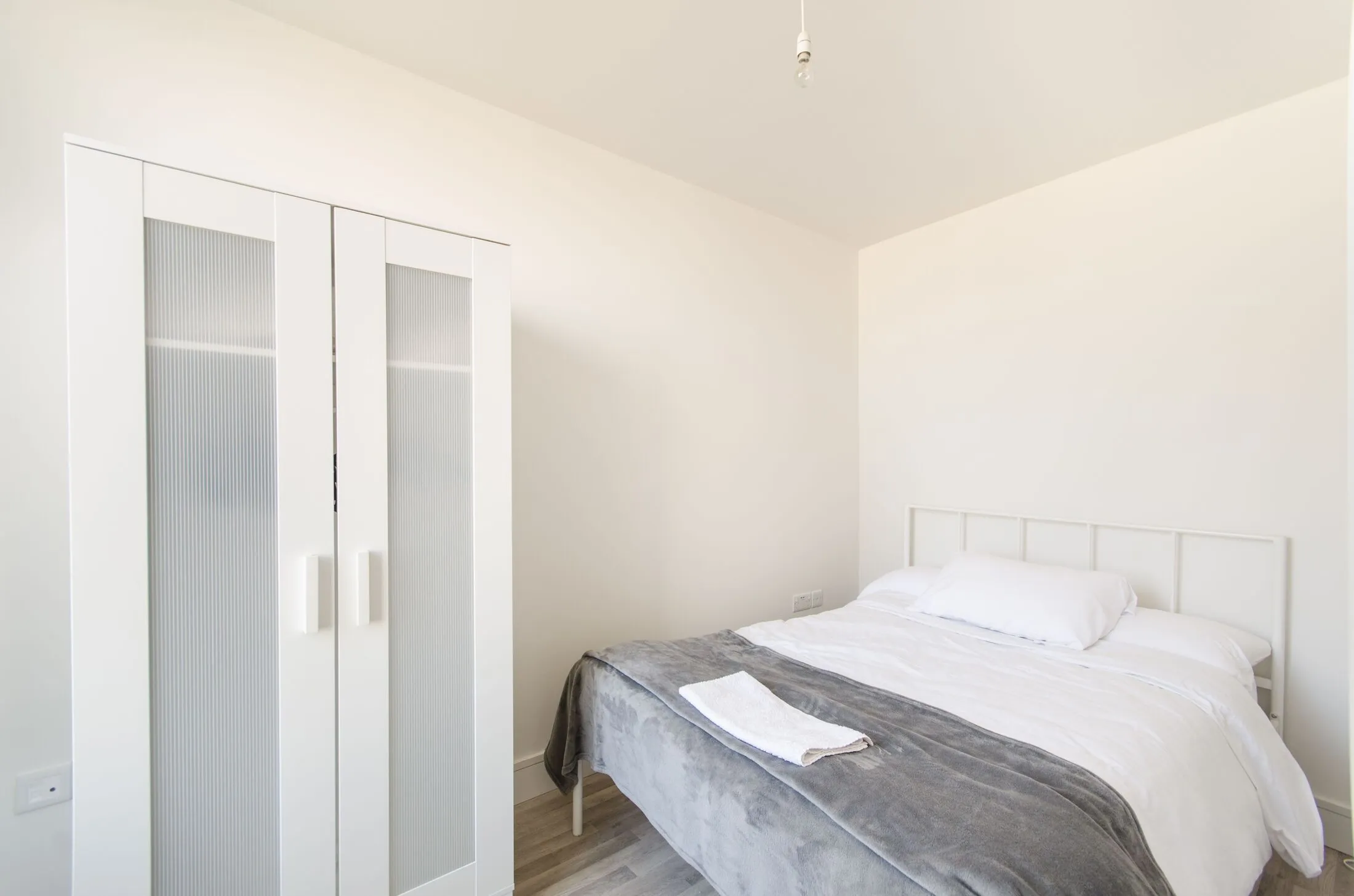 Flat Garratt Lane in Greater London