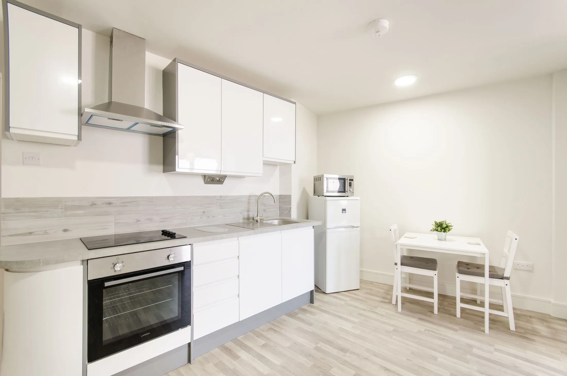 Flat Garratt Lane in Greater London