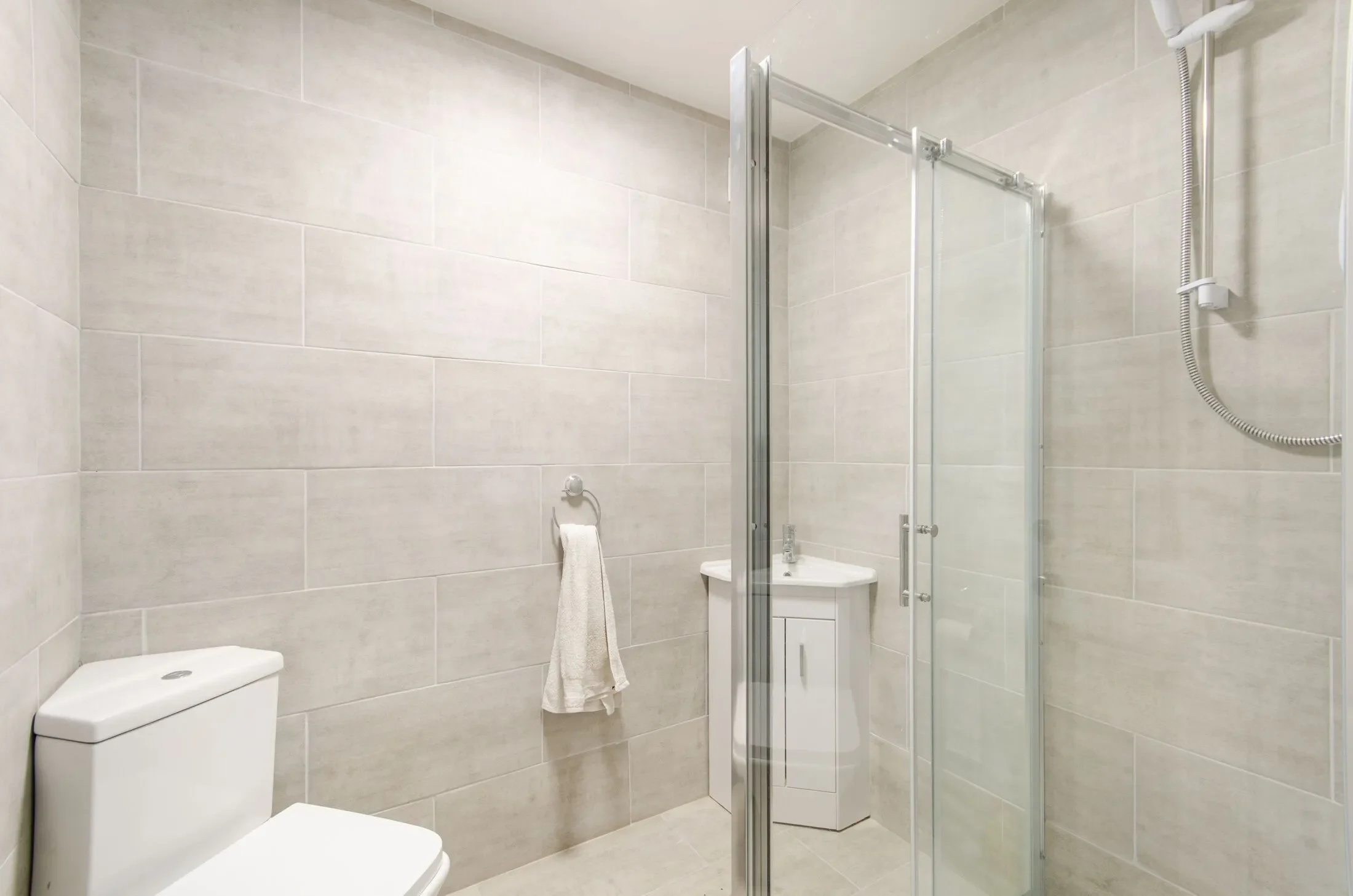 Flat Garratt Lane in Greater London