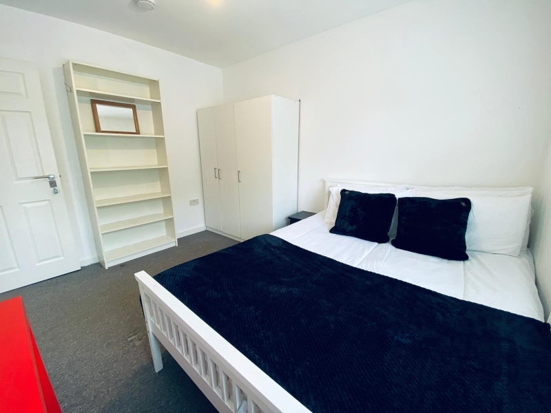 Flat Walsingham Road in Greater London