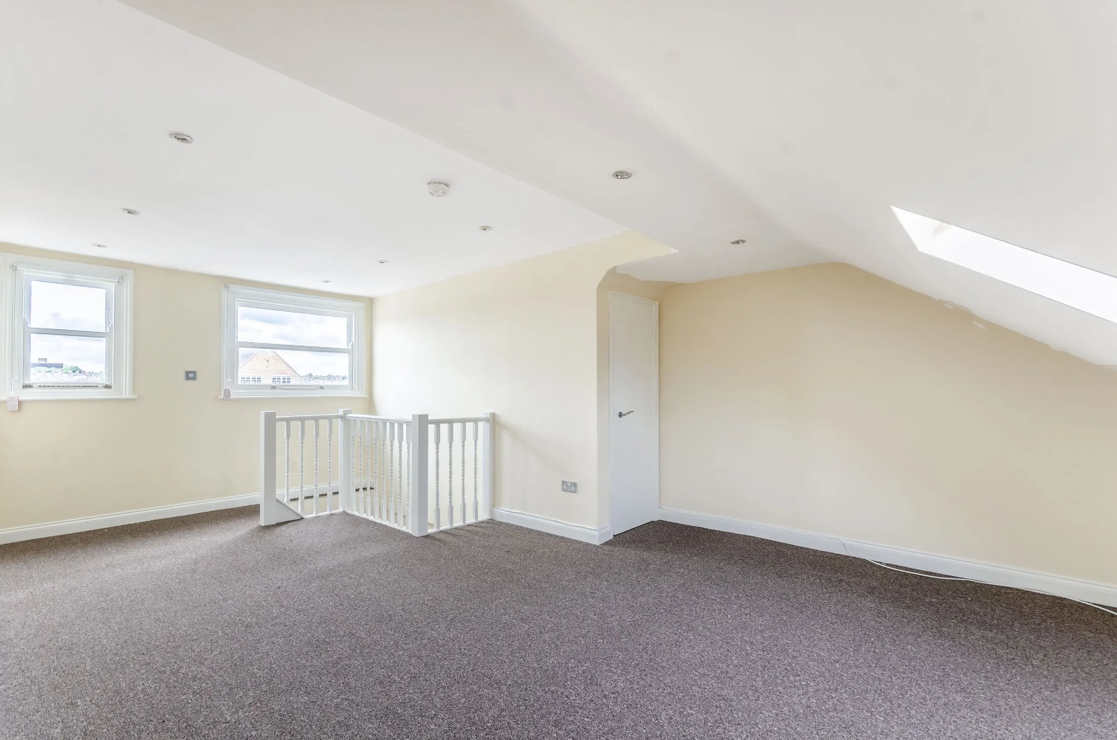 Flat Mitcham Road in Greater London