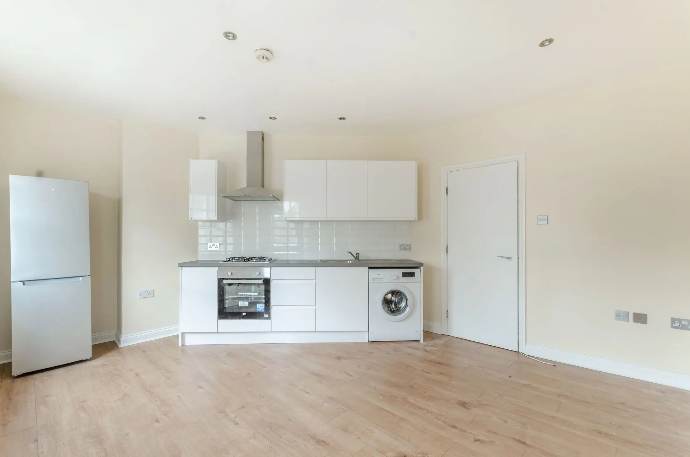 Flat Mitcham Road in Greater London