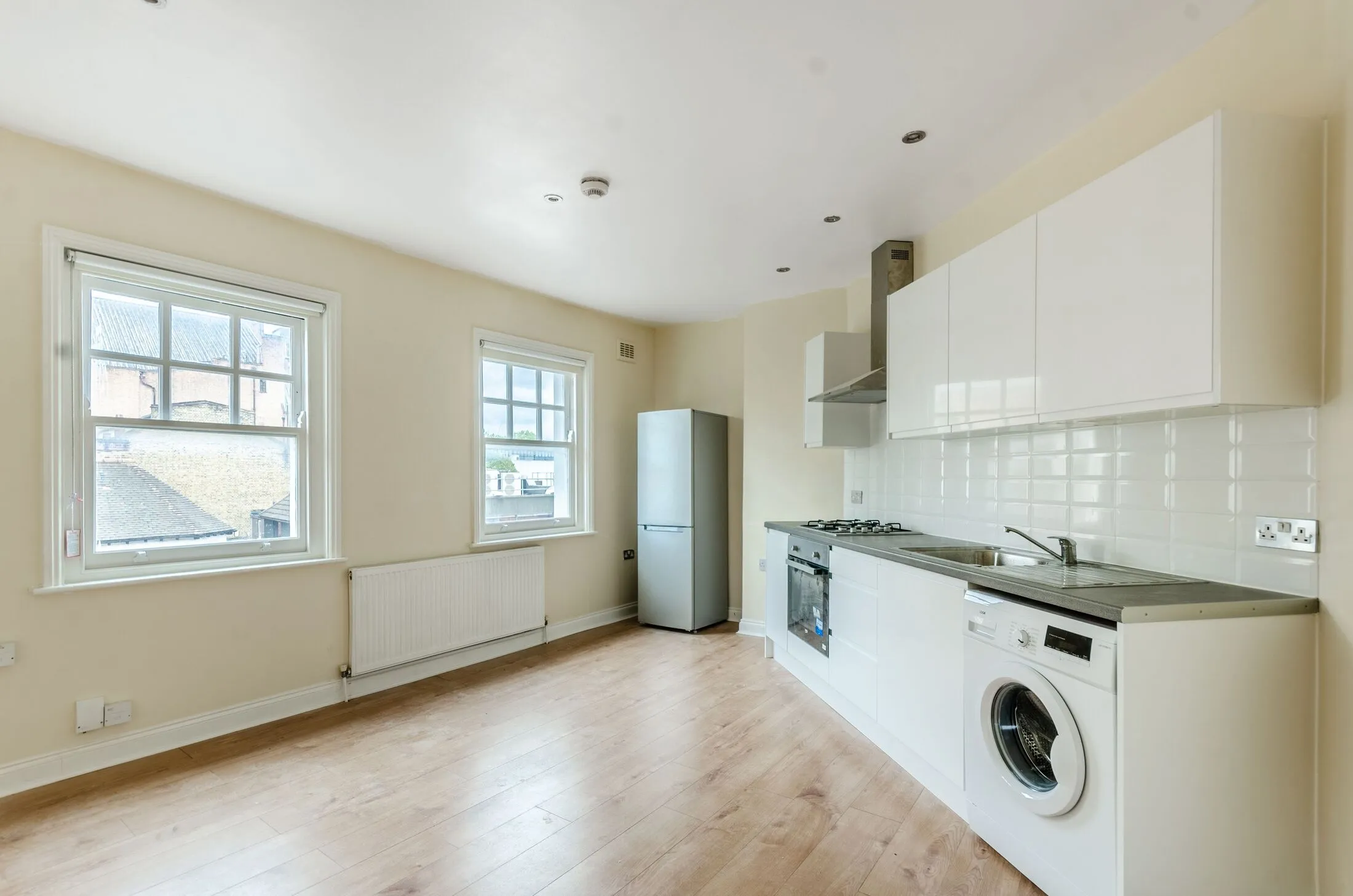 Flat Mitcham Road in Greater London