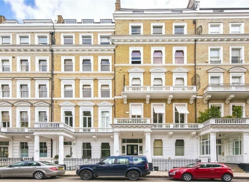Flat Queen's Gate Gardens in Greater London