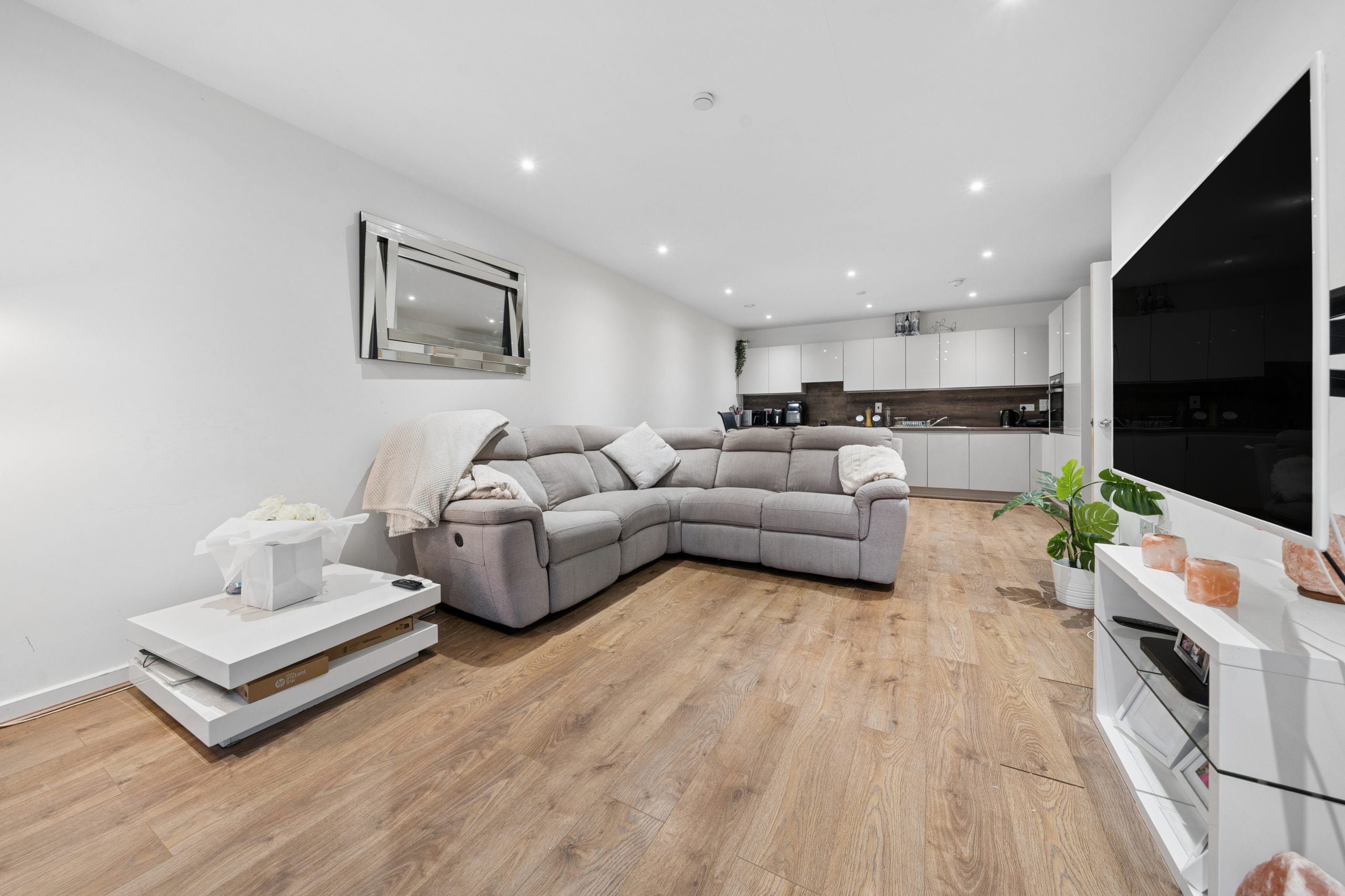 Flat Damsel Walk in Greater London
