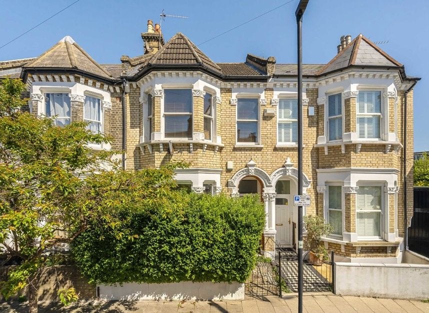 Flat Helix Road in Greater London