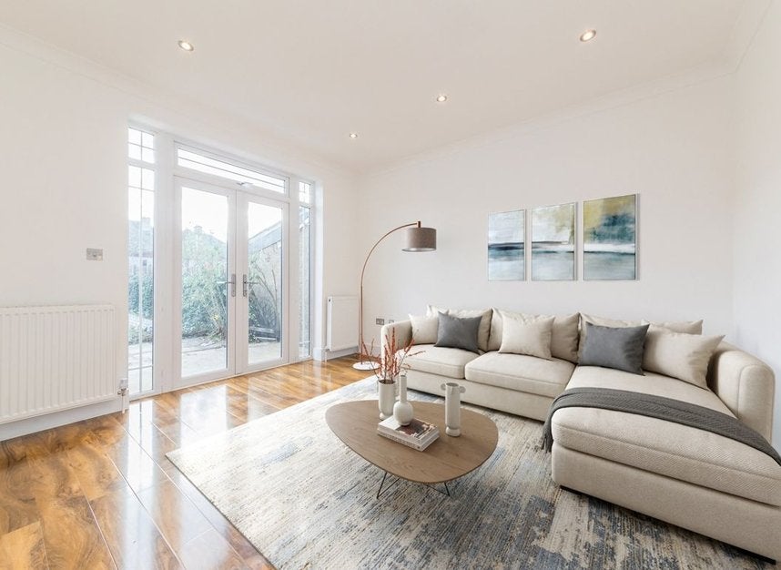 House Elmbank Way in Greater London