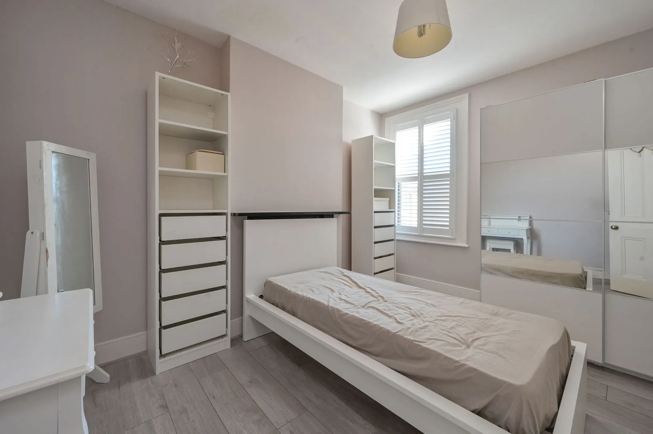 Flat Ellerton Road in Greater London