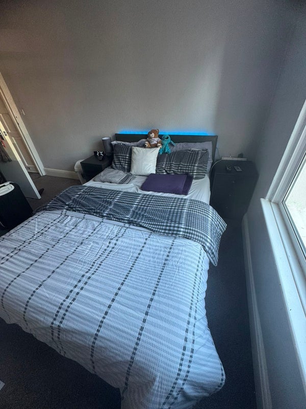 Room Oval Road in Greater London
