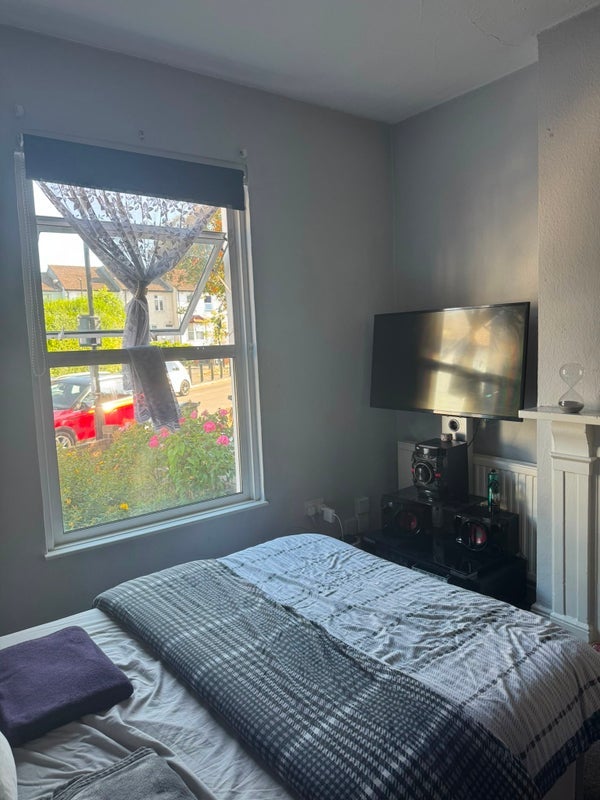 Room Oval Road in Greater London