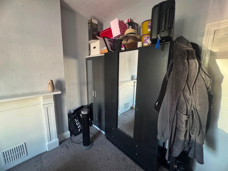Room Oval Road in Greater London