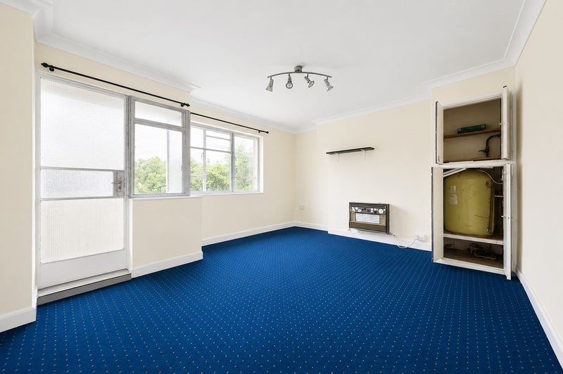Room Plummer Road in Greater London