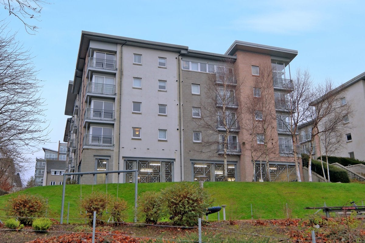 Flat Kepplestone Gardens in Aberdeen City