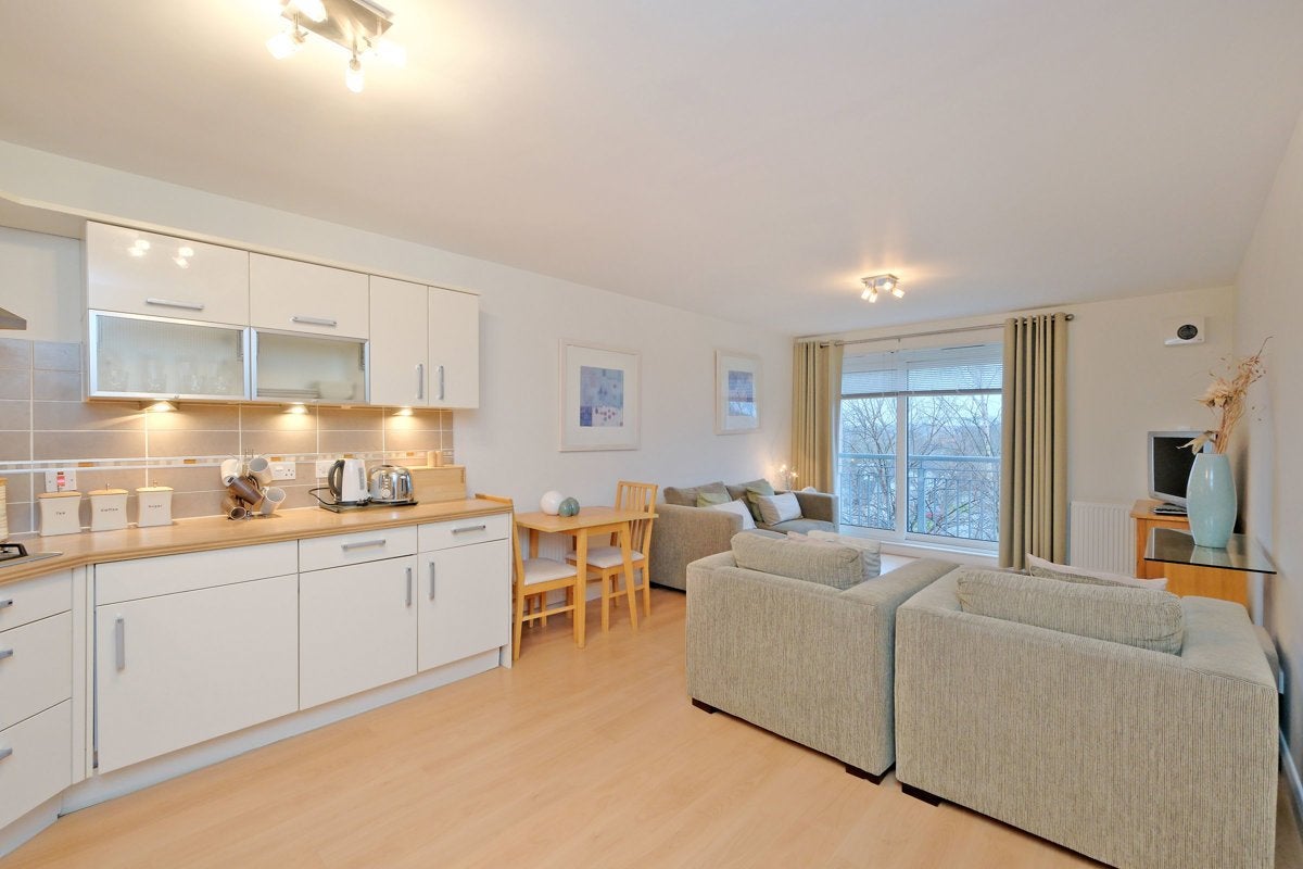 Flat Kepplestone Gardens in Aberdeen City