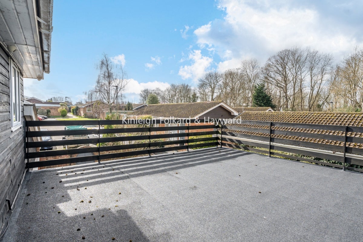 House Serviden Drive in Greater London