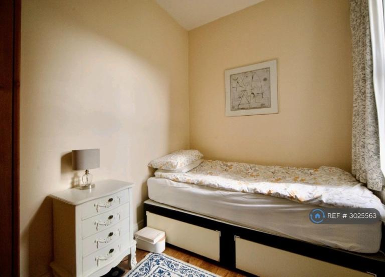 Room Newport Road in Greater London