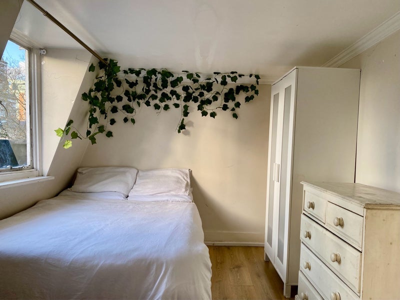 Room Bazely Street in Greater London