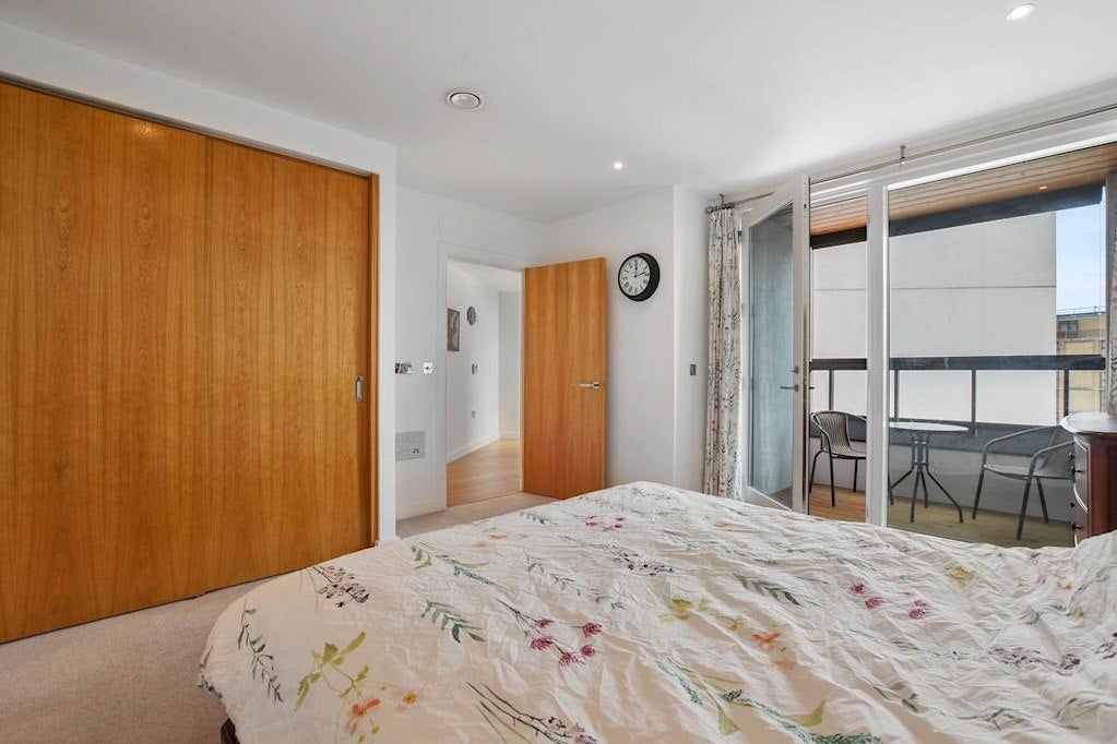 Flat Holland Park Avenue in Greater London