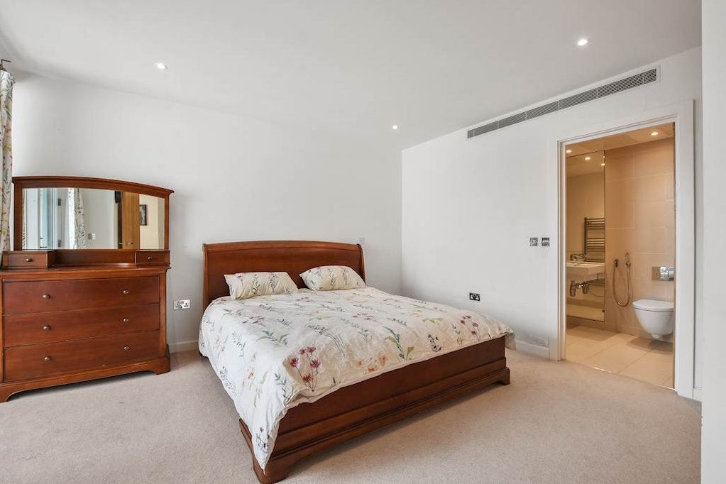 Flat Holland Park Avenue in Greater London