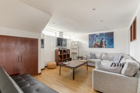 Flat Boleyn Road in Greater London