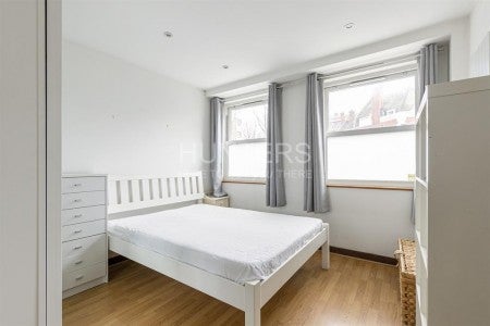 Flat Boleyn Road in Greater London