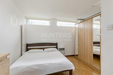 Flat Boleyn Road in Greater London