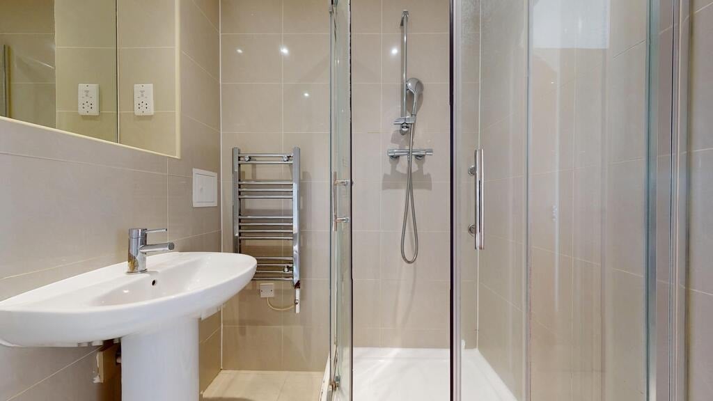 Flat Greenhill Way in Greater London
