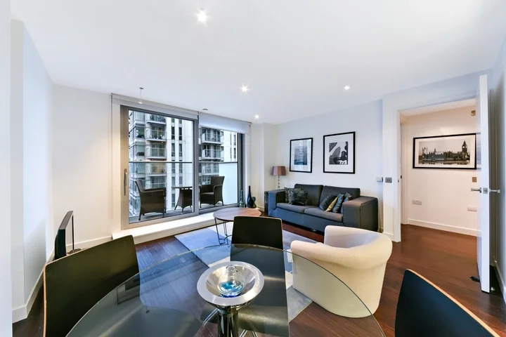 Flat Pan Peninsula Square in Greater London