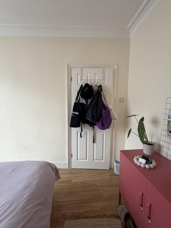 Room Frinton Road in Greater London