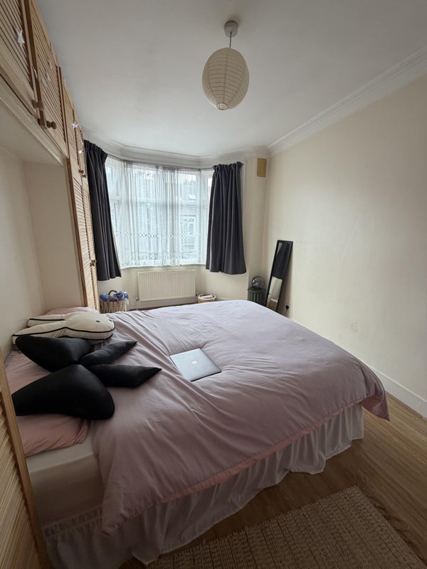Room Frinton Road in Greater London