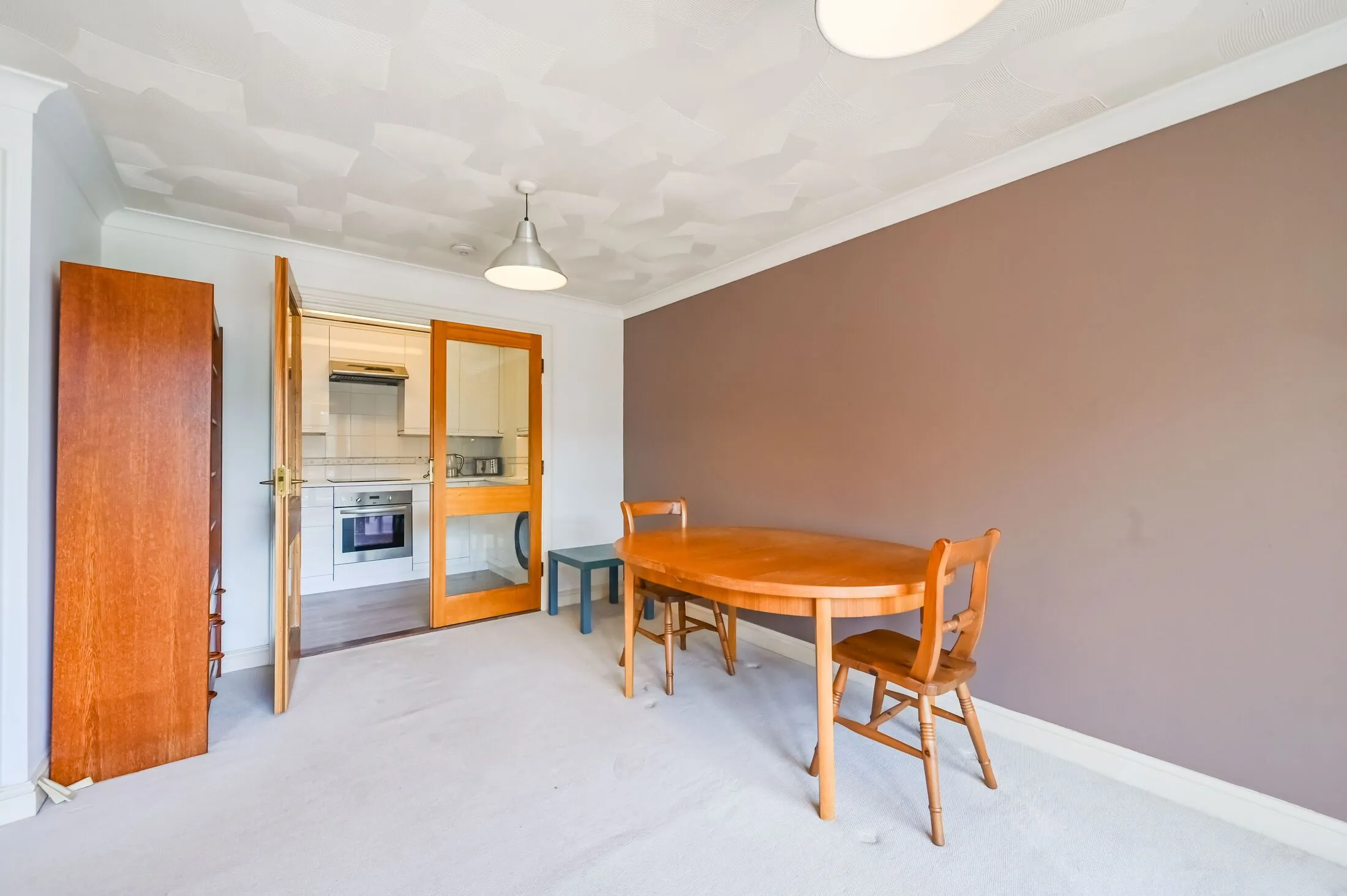 Flat Saunders Ness Road in Greater London