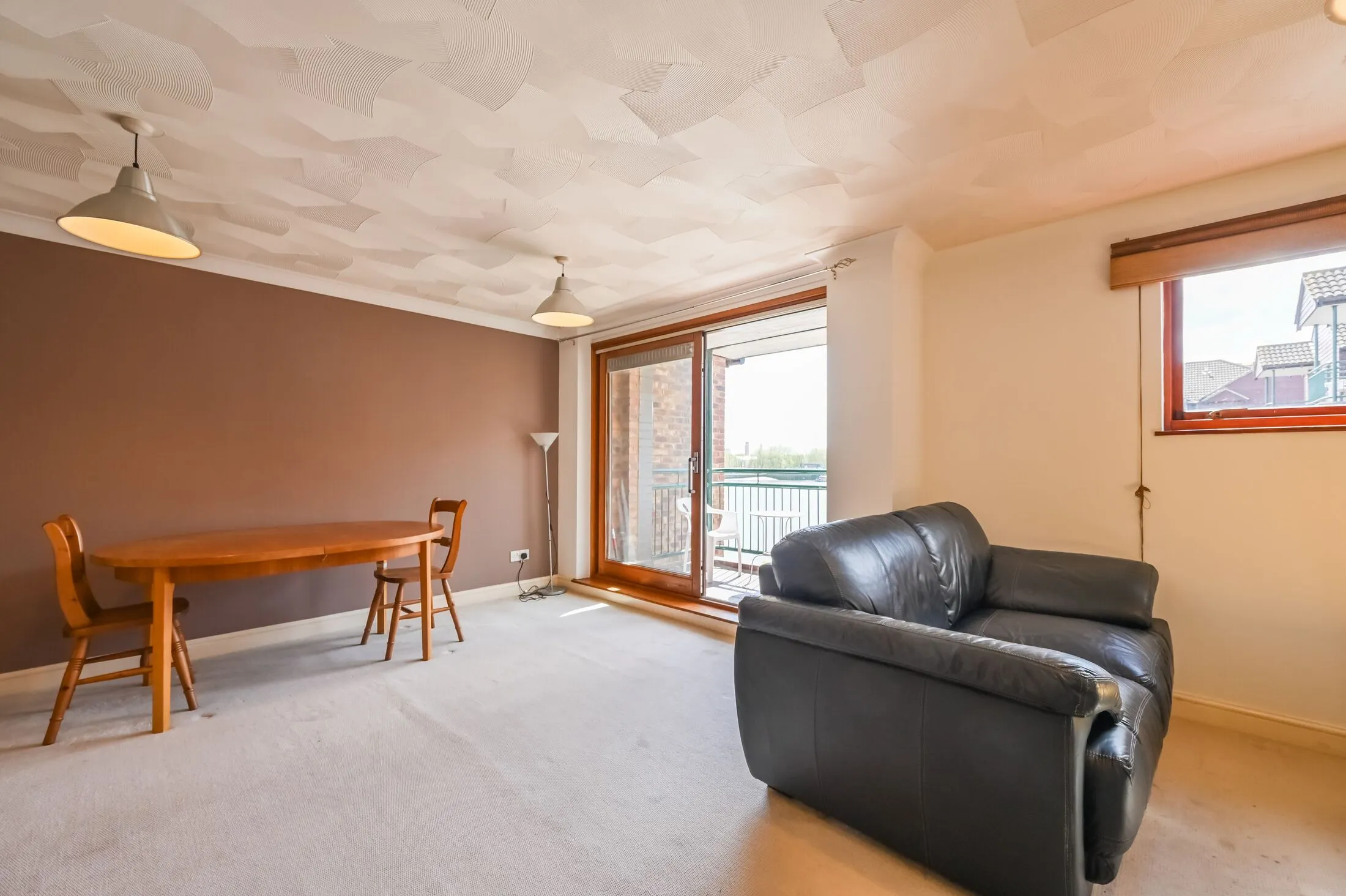 Flat Saunders Ness Road in Greater London