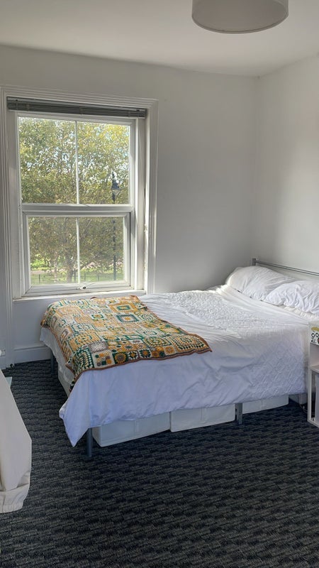 Room Grove Road in Greater London
