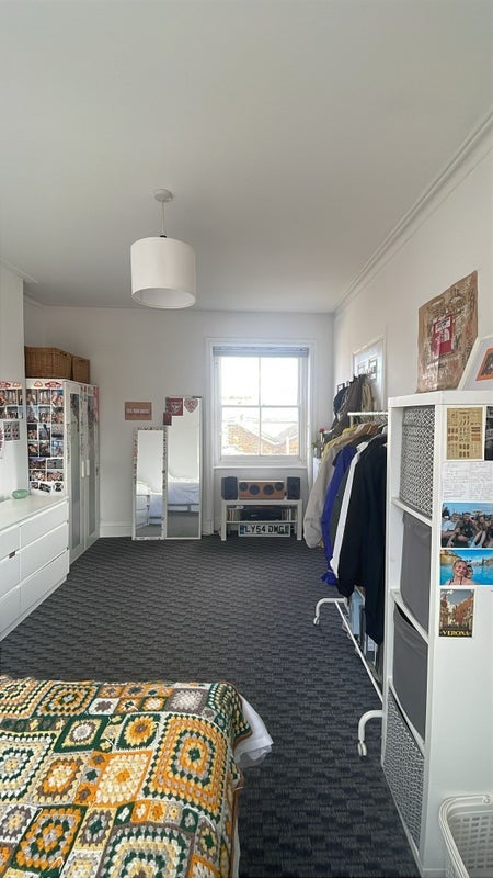 Room Grove Road in Greater London