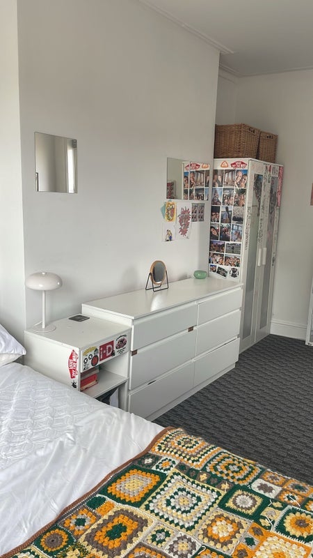 Room Grove Road in Greater London