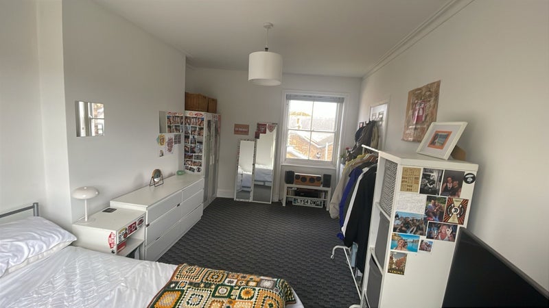 Room Grove Road in Greater London
