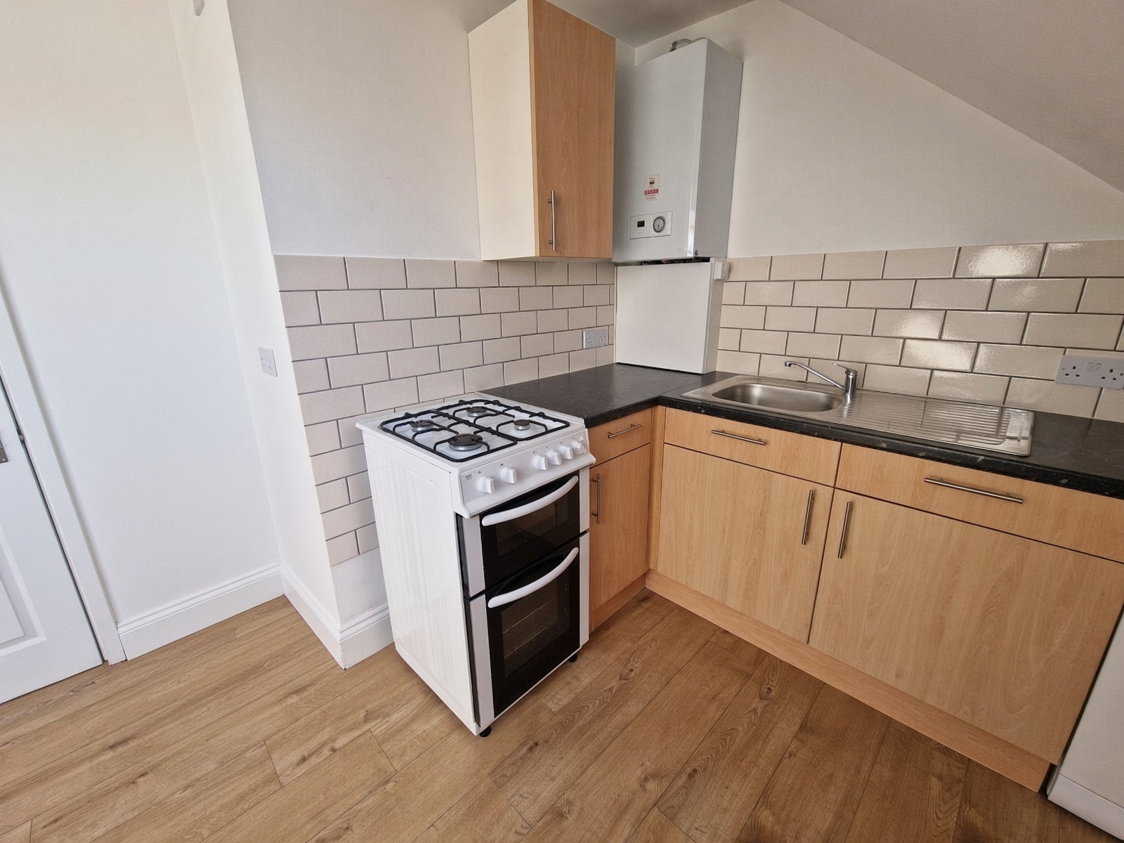 Flat Beatrice Avenue in Greater London