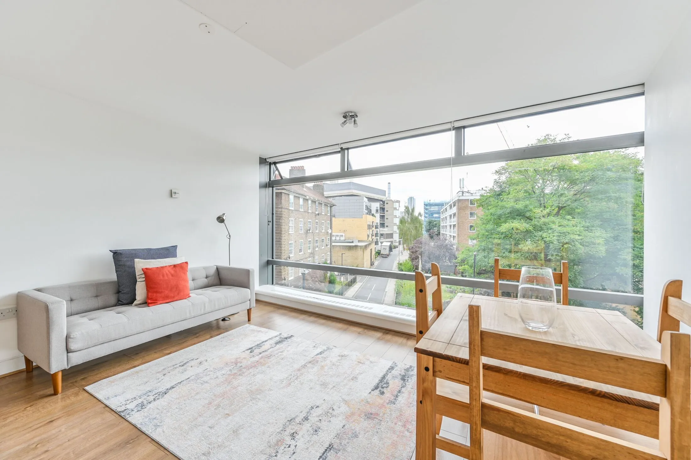 Flat Albert Embankment in Greater London