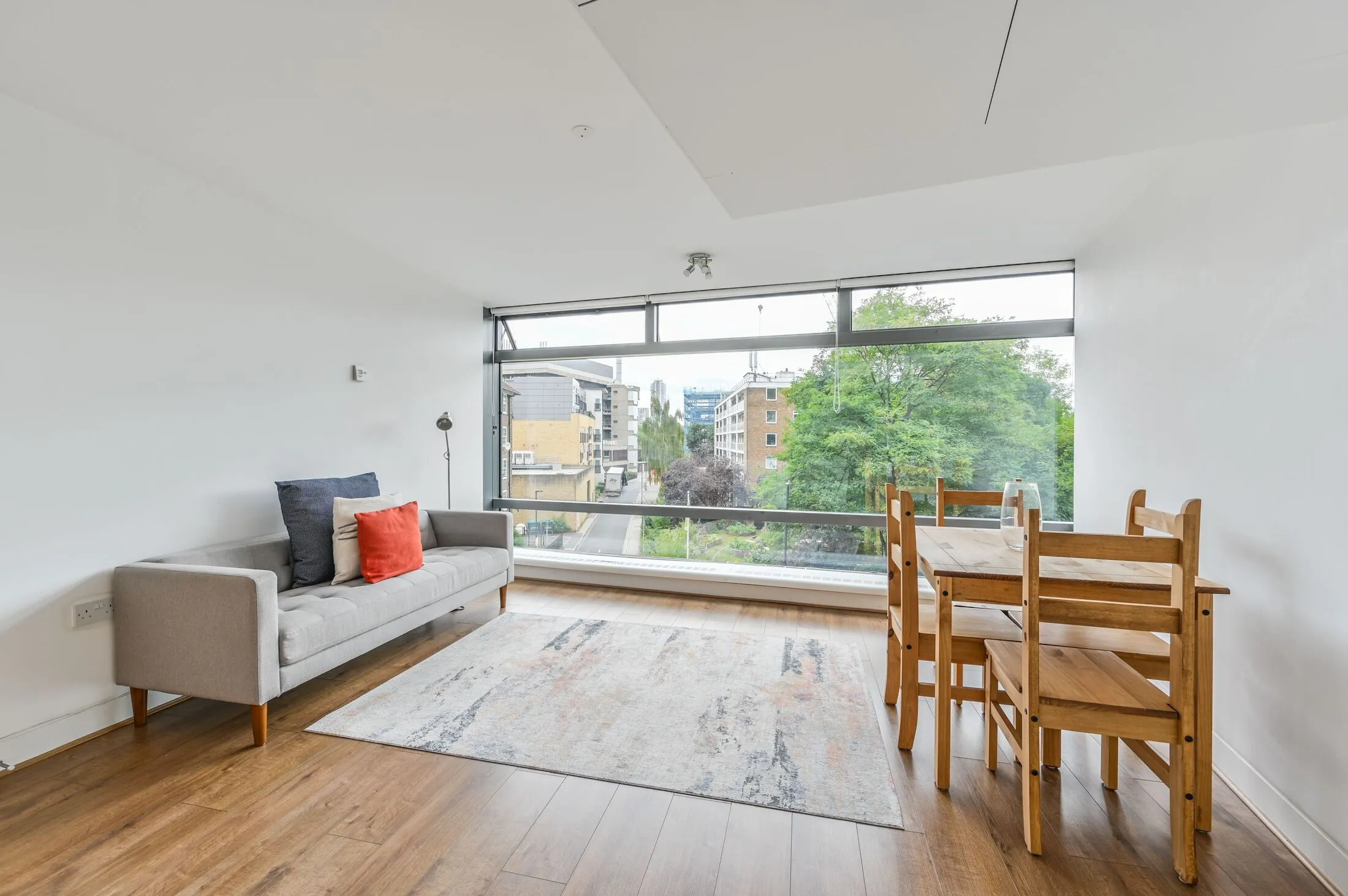 Flat Albert Embankment in Greater London