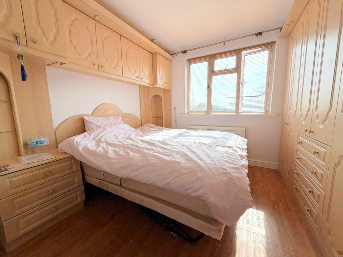 Flat Elm Drive in Greater London