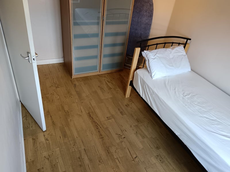 Room Bloomhall Road in Greater London