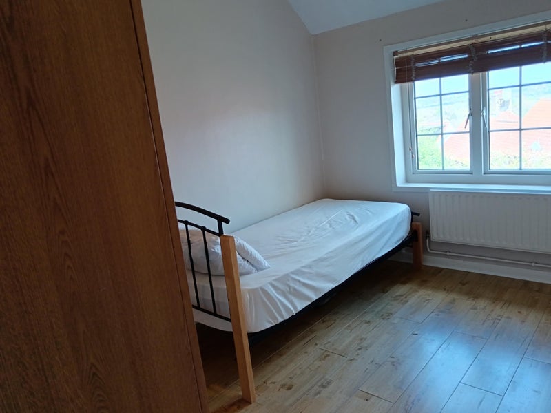 Room Bloomhall Road in Greater London