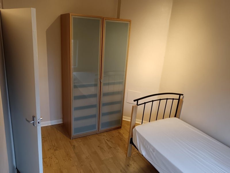 Room Bloomhall Road in Greater London