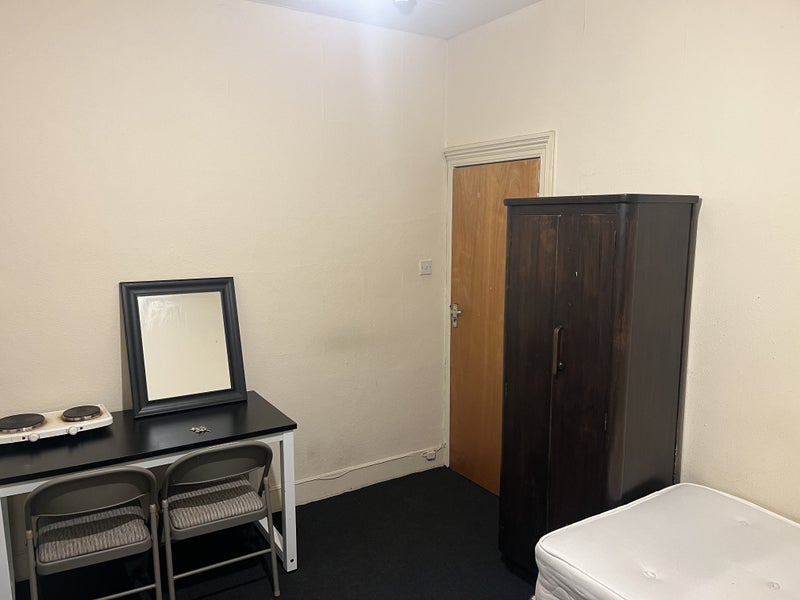 Room Waller Road in Greater London