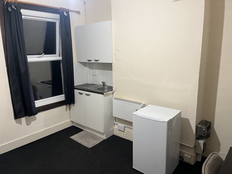 Room Waller Road in Greater London